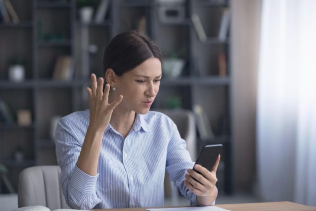 Finanzanalyst arbeitet mit modernen Bewertungstechniken